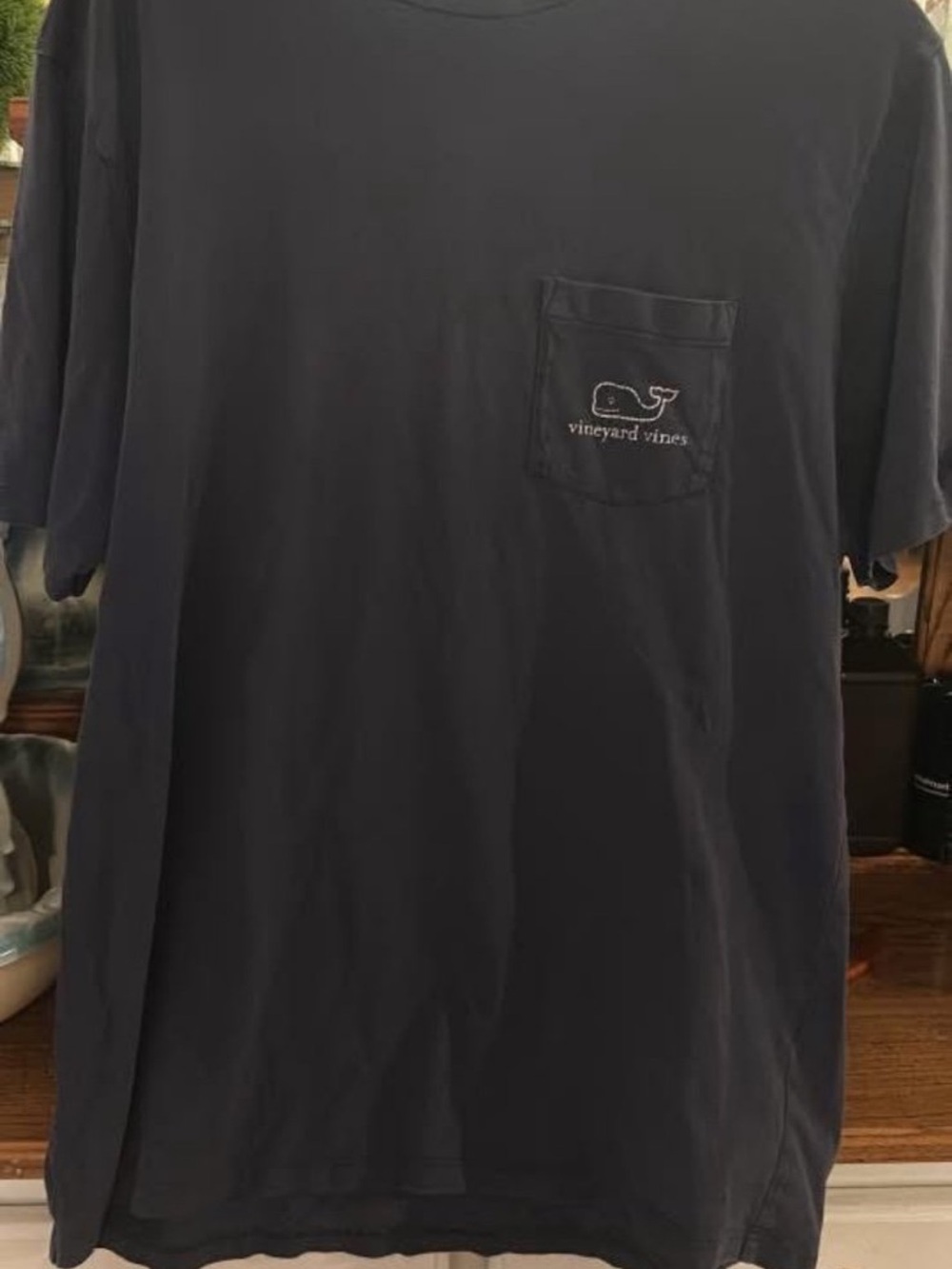 Vineyard Vines size large T shirt